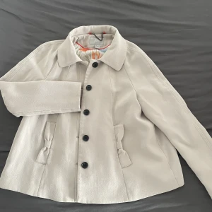 H&M Kavaj  - Jätte fin kavaj/jacka från H&M som väldigt tråkigt blivit för liten för mig. Knappt använd, helt ny.