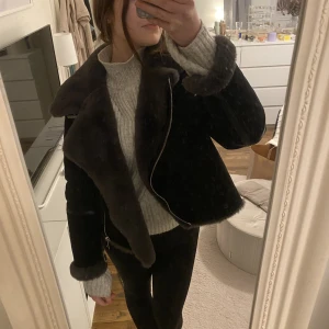 PILOT JACKET - ”Pilot jacket” från zara. Använd fåtal gånger och ser ut precis som i nyskick. 