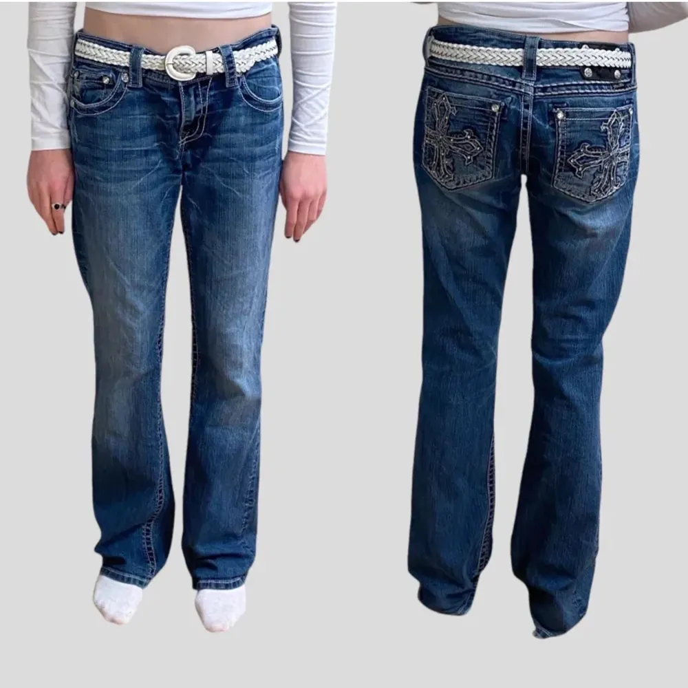 Lågmidjade Miss Me jeans i bootcut passform • storlek (tag) w31 •  Längd: 104 cm. Innerbenslängd: 80 cm midjemått: 40 cm Benöppning: 22 cm • Vid frågor, meddela här! 💙. Jeans & Byxor.