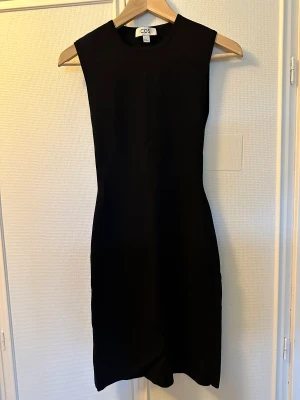 Känning från COS  - Klänning COS  stor i storlek  Använt en gång 