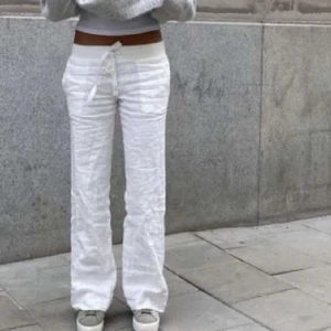 ALOBHA LABEL LINNEBYXOR - Hejsan! Säljer nu mina superfina trendiga Alobha Label byxor i storlek XS. Nypris 900. De är i  nyskick, dock uppsydda (gjordes proffesionellt av utbildad) för att passa mig som är 162. Sista bilden är egen, skulle rekommenderas till Max 165cm💕 Hör av er