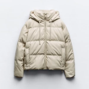 Zara jacka - Köpte jackan för 2 veckor sedan men insåg att den inte riktigt var min stil. Använd ett fåtal gånger (3/4 gånger) köpte den för 699 och säljer den för 550kr. Hör av er vid frågor❤️