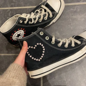 Converse  - Säljer dessa super söta conversen med hjärtan i bra skick!!!! Sko snörena går lätt att tvätta och då ser dem som nya ut 👌🏻hör av er för fler bilder,använd gärna köp nu 