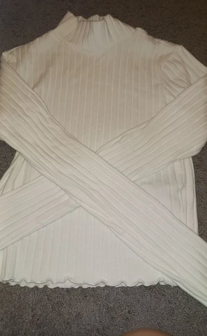 Tröja med krage - Vit tröja med krage. Använd 1 gång när det var jul men alldrig annars💓