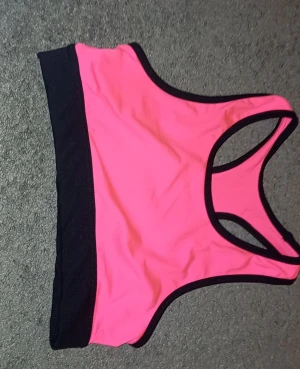 Sportlinne - Skrikrosa sport-top som inte är använd alls,den var för liten💓