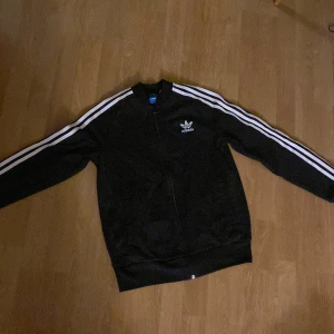 Adidas Zipup - Sitter som strl Xs / S. Bra skick 