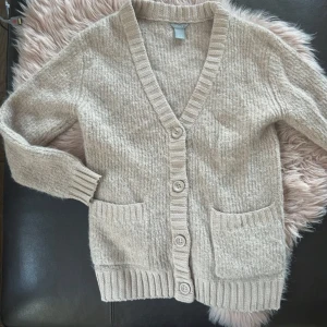 Stickad kofta - Säljer denna superfina kofta som inte kommer till användning, lånade bilder från förra ägaren🥰