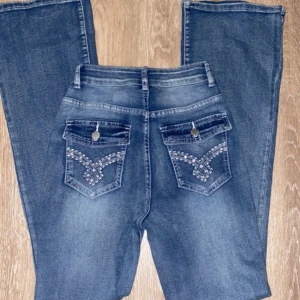 Jeans  - Säljer dessa snygga jeans 💕 storlek 26! säljer för 150kr ink frakt 💕 de är i jätte fint skick har aldrig använt dom då jag råka köpa 2 par!💗 BETALA VIA SWISH‼️ TRYCK EJ PÅ KÖP NU‼️