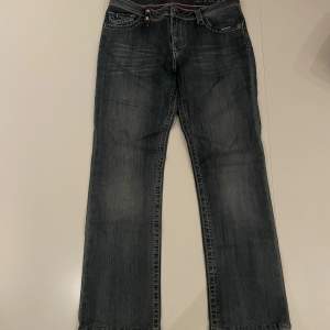 Mörkblåa jeans med jättefina fickor och sömmar✨Lite osäker på storlek men skulle gissa på M. Skriv gärna vid frågor och fler bilder💕