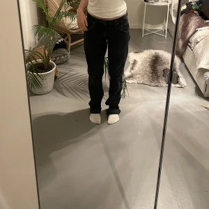 Jeans  - Mörk mörkblå jeans från Lee💕Skulle uppskatta att storleken är M. Skriv gärna vid frågor och fler bilder✨