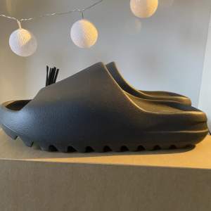 Helt nya yeezy slide granite i storlek 43. Box medföljer skorna har aldrig använts. Kvitto finns. Kan mötas upp i Stockholm eller frakt