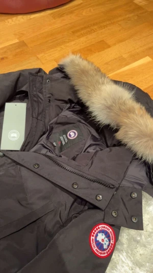 Canada Goose - Vädligt fint skick, inga defekter!! Kan gå ner i pris vid snabb affär!!!!!