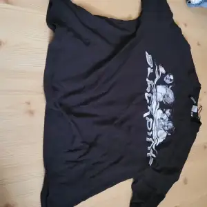 Baggy tröja med blackpink tryck knappt använd nypris curka 100kr