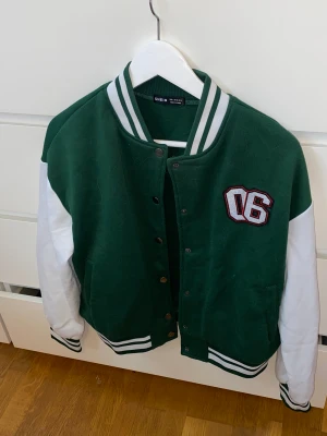 Blandat - Jacka från shein storlek xs Pris 90kr Kjol från shein storlek xs Pris 60kr Köp båda för 100kr