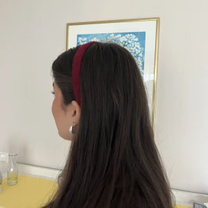  Handsydda Diadem 100% ull tyg - Detta är ett UF företag som säljer handsydda diadem producerade i Stockholm Sverige, finns i fyra olika färger och består av 100% ull tyger ifrån Italien. Betalning sker via Swish! Priset går ej att diskutera!  💞