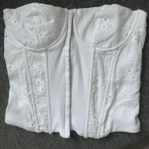 Korsett - säljer denna korsett som är oanvänd men tyvärr ett litet hål på baksidan(se sista bilden) som jag inte såg när jag köpte den
