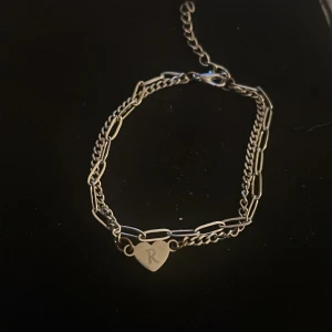 Armband  - Jätte snyggt dubbel armband med ett R på, 15 kr för frakten om man köper privat annars kan man köpa genom köp nu 