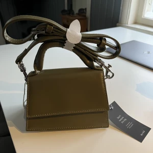 Väska - Liten oanvänd väska från nakd💕längd: 17cm bredd: 10cm höjd: 13cm