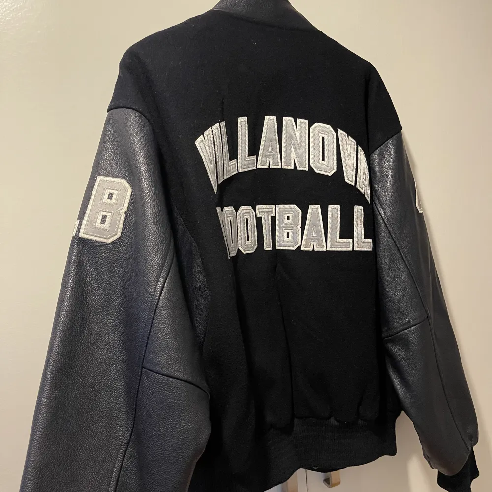 Jag säljer denna älskade baseball jacket från Brodway and Sons i Göteborg 🤍 Jackan är i storlek L, passar mig som är en XS/S. Jackan är oversize och i ull förutom armarna som är i skinn! Jackan är i jätte fint skick! 🤩. Jackor.