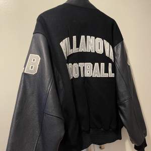 Jag säljer denna älskade baseball jacket från Brodway and Sons i Göteborg 🤍 Jackan är i storlek L, passar mig som är en XS/S. Jackan är oversize och i ull förutom armarna som är i skinn! Jackan är i jätte fint skick! 🤩
