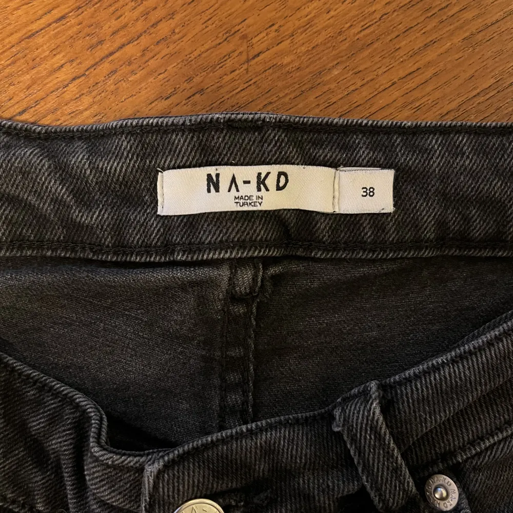 Säljer ett par mörkgråa jeans köpta från NA-KD i storlek 38. De är raka i modellen. Passar mig tyvärr inte så därför säljer jag dem. . Jeans & Byxor.