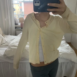 kofta - jätte najs gul tunn kofta ifrån zara💛💛💛