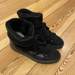 Svarta inuikiis  - Jättesnygga inuikiis, bra skick endast använt typ 3 gånger 💓