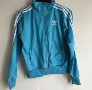 Adidaströja - Säljer den här fina adidaströjan, små fläckar förekommer💕 lånade bilder från förra ägaren