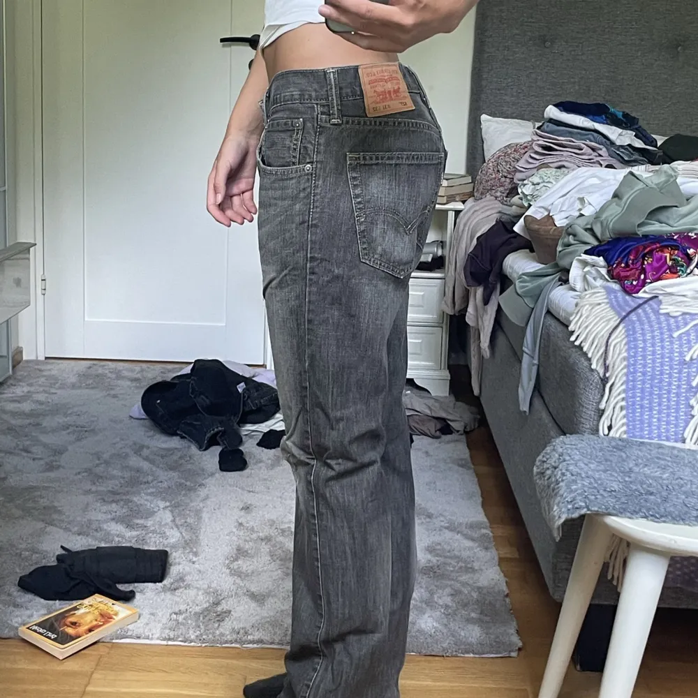 Så snygga Levis jeans. Stolek 31w 32l, passar S till L skulle jag säga. De är en del använda och är lite slitna så därför blir det lägre pris. 150kr +frakt. . Jeans & Byxor.