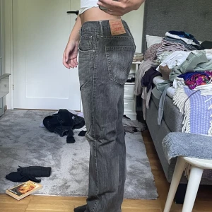 Levis jeans - Så snygga Levis jeans. Stolek 31w 32l, passar S till L skulle jag säga. De är en del använda och är lite slitna så därför blir det lägre pris. 150kr +frakt. 