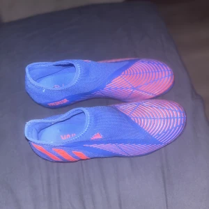 Fotbollskor - Hej säljer dessa jätte fina fotbollsskorna då dem är för små för mig. Har använt dem en gång så det är jätte bra skick och dem är inte ens smutsiga som man ser på bilden. Köpte dem för nypris 2000 kr.