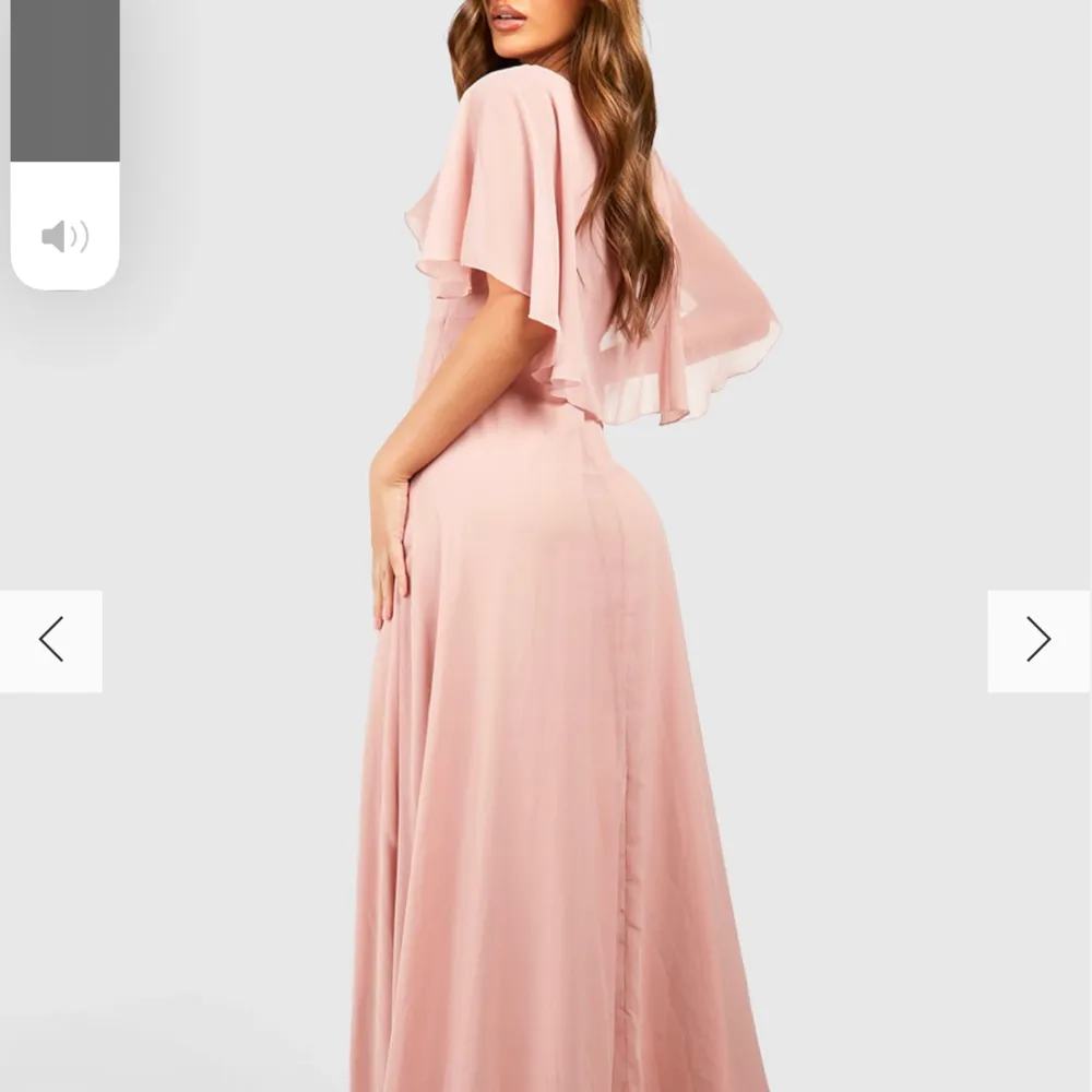 Denna klänningen är beställd från bohoo den kostade 579 kronor men säljer den för 279. Har aldrig haft på mig den och lappen finns fortfarande. Den går ner till marken och har en jätte fin modell där bak. Jätte vacker klänning. . Klänningar.