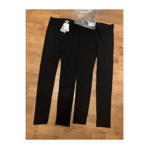 2-pack helt nya leggings - Helt ny svarta 2-pack med Leggings från H&M i storlek 170. Nypris 199kr 