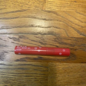 Caia Cosmetics full brow gel clear helt ny - Helt ny oöppnad full size limited edition design från Caias första julkalender. 2,5 gram. Nypris 195kr