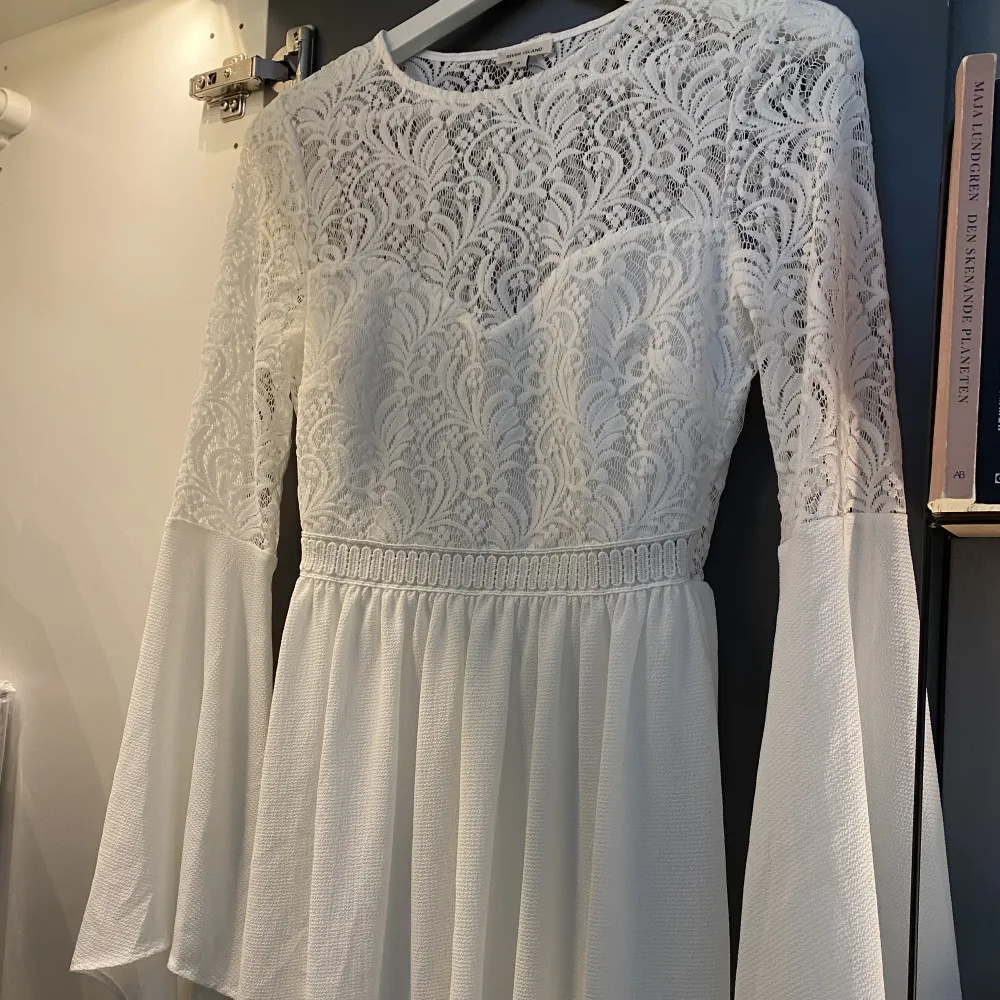 Säljer denna söta klänningen från River Island🤍 Använd vid ett tillfälle, perfekt till studenten o sommaren.  Köparen står för frakt. Klänningar.
