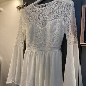Säljer denna söta klänningen från River Island🤍 Använd vid ett tillfälle, perfekt till studenten o sommaren.  Köparen står för frakt