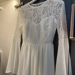 Säljer denna söta klänningen från River Island🤍 Använd vid ett tillfälle, perfekt till studenten o sommaren.  Köparen står för frakt