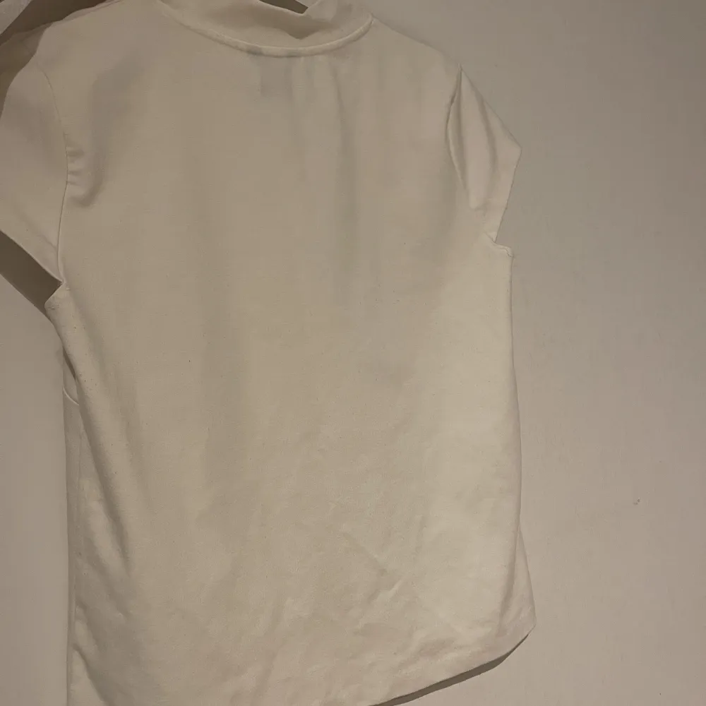 En vit tröja, den är i storlek xs/s och säljer den för 70 plus frakt.. T-shirts.