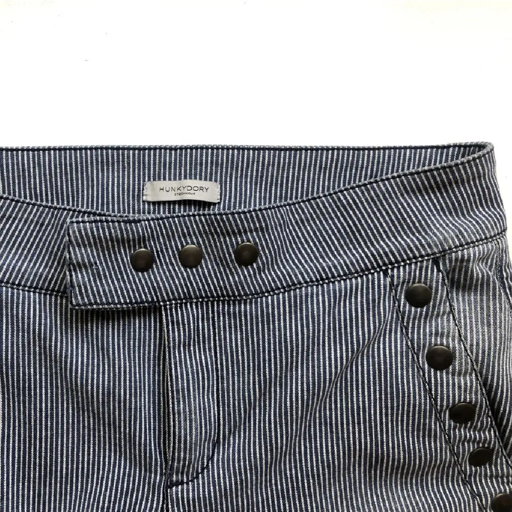 Fett snygga randiga byxor från Hunkydory, förra ägarens bilder då de inte passade. Hör av er vid frågor!. Jeans & Byxor.