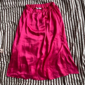 Satinkjol - Rosa kjol med slits från NA-KD.