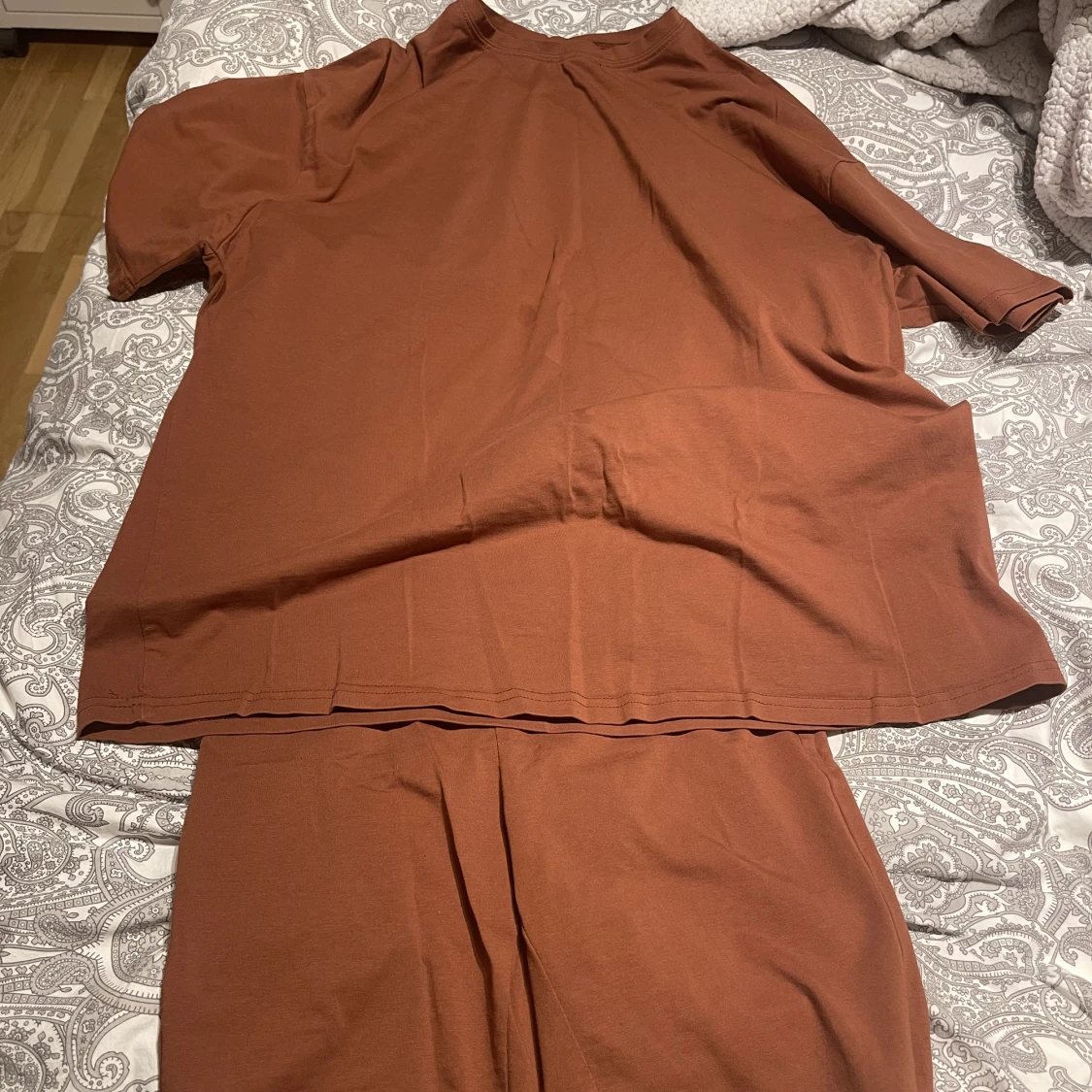 Två sett tröja och shorts