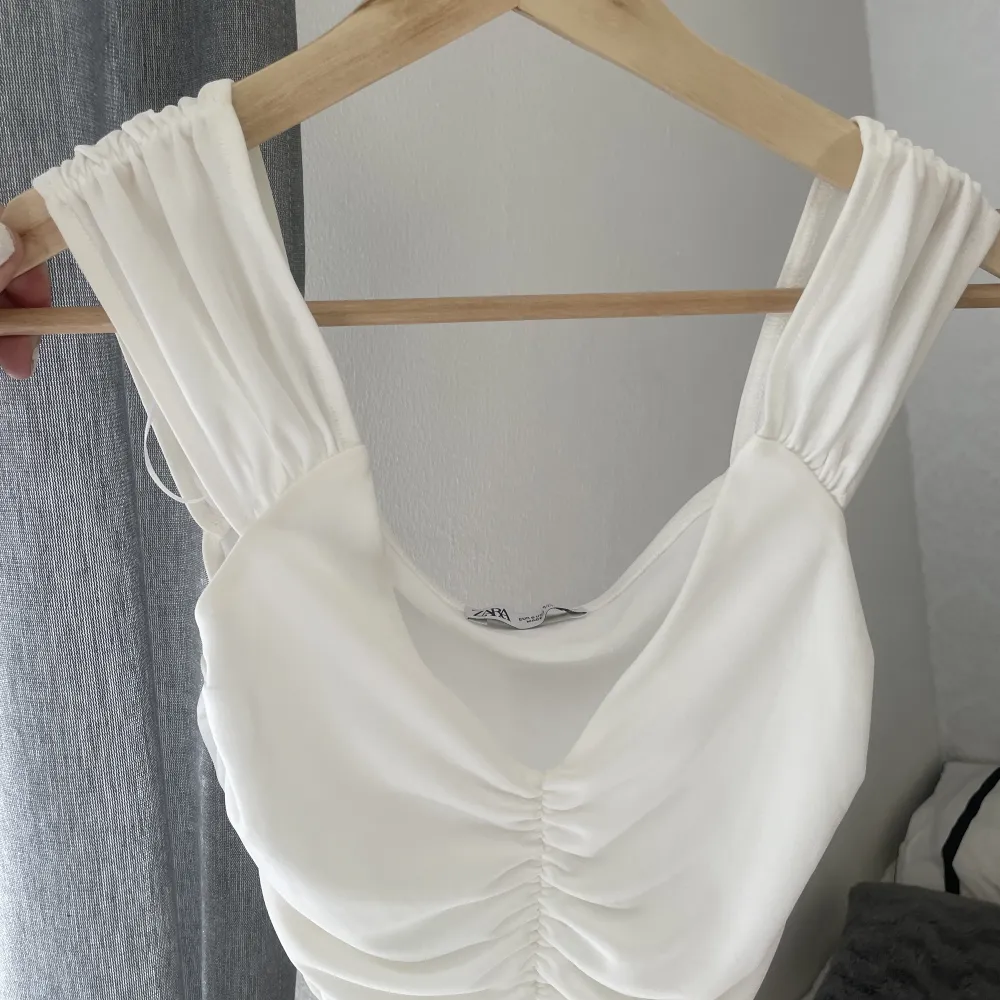 Super snygg vit topp från Zara, storlek S 🤩 den är lite kort men otroligt fin!!🥰. Toppar.