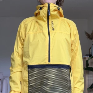 Adidas windbreaker anorak  - Adidas anorak i gult. Aldrig använd med tags. 
