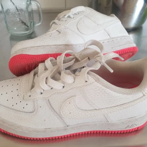 Nike 36,5 - Fina ,väldigt lite använda, legat bland andra skor i en påse därav damm/smuts