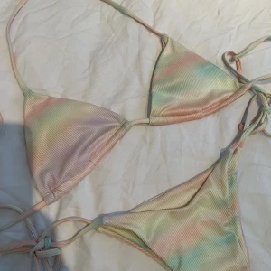 Bikini - Jättefin regnbågbikin. Oanvänd och perfekt nu till sommaren. 150kr för både över och underdel. Eller alla 3 bikinis som ligger uppe för 300kr 🤝🏽Strl: s/xs 