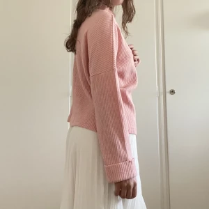 Rosa tjocktröja - En supersöt rosa tjocktröja som också är ribbad + polokrage! Den är i storlek S och i nyskick💕 