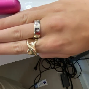 Ringar💞 - Två super fina ringar, köpta på Gina och är i bra skick💕köp en för 25kr eller båda för 45kr!🫶🏻