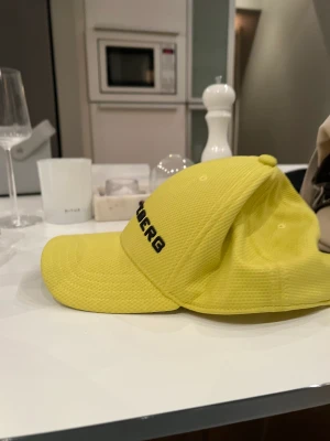 J.Lindeberg keps - J.Lindeberg Golfkeps. Myxket lite använd. Inga täcken på anvädning!