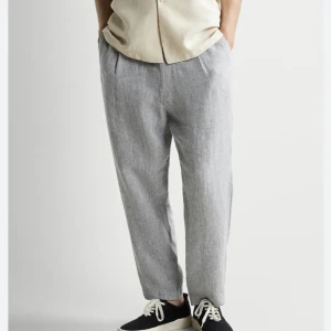 Zara Linnebyxor Khaki  - Den första bilden i Oliv/ Khaki Zara Linnebyxor. 100% linne. Storlek S. Oanvända.