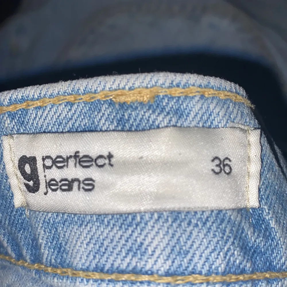 Säljer dessa jeans med hål från Gina tricot!💓💓Säljs då de inte kommer till användning, passar bra på mig som är 1,73👌🏼. Jeans & Byxor.